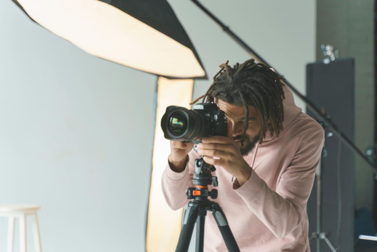 Studio di montaggio professionale con monitor multipli e attrezzature di editing video di alta qualità