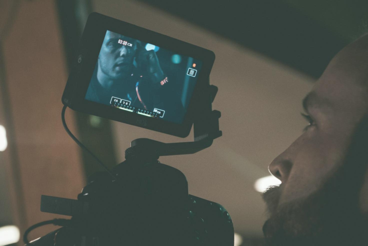 Postazione di editing avanzata con monitor 4K e mixer audio professionale per corsi di montaggio video